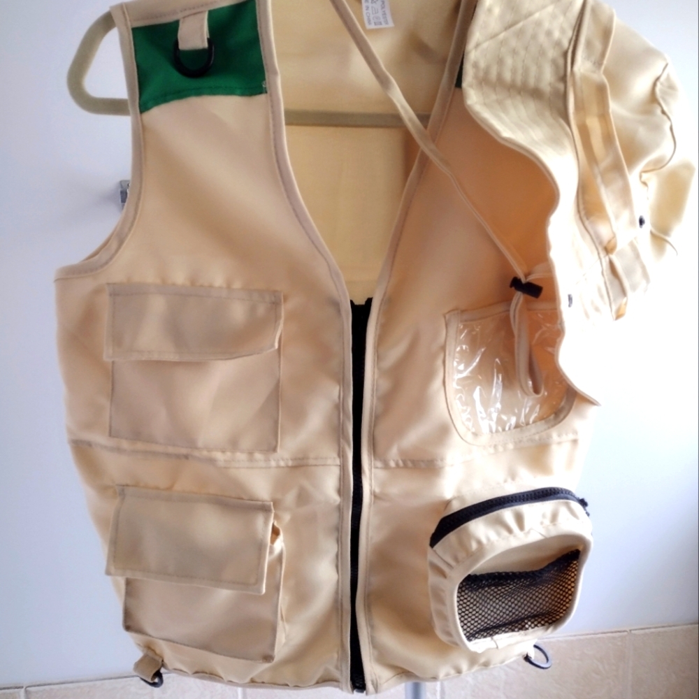 Beige Fishing Vest Green Accent And A Matching Bucket Hat Adult Small NWOT